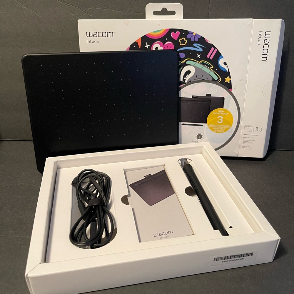 Wacom Intuos Small Graphics Drawing Tablet, includes Training & Software - Picture 4 of 5